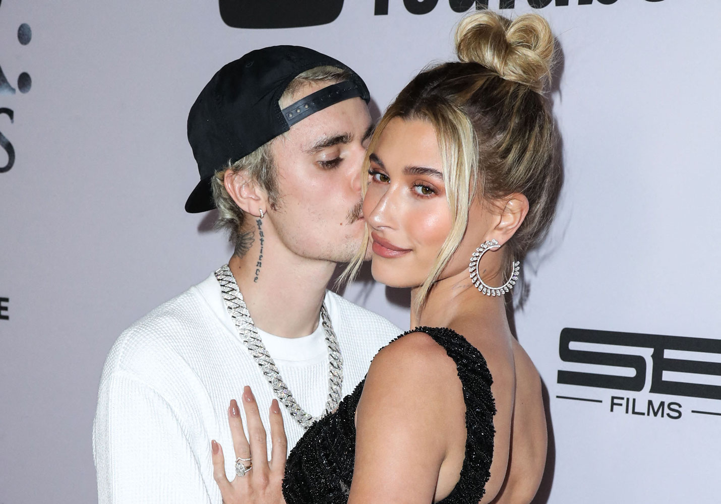 Hailey Bieber en pleine Fashion Week : un look audacieux qui fait sensation… et quelques maladresses